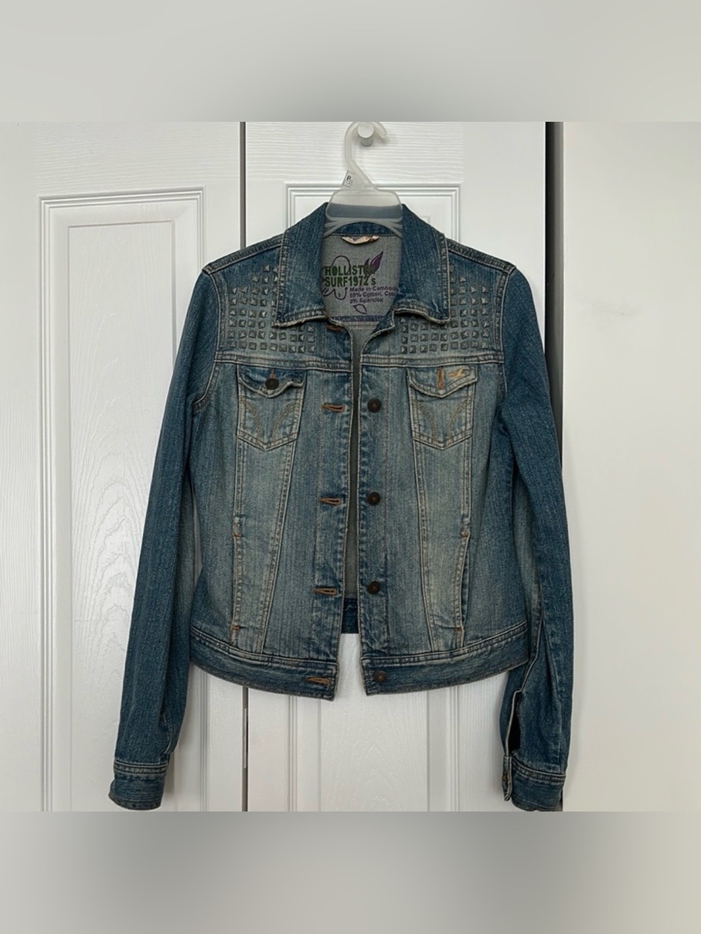 HOLLISTER SURF 1972
STUDDED DENIM JACKET
SIZE SMALL